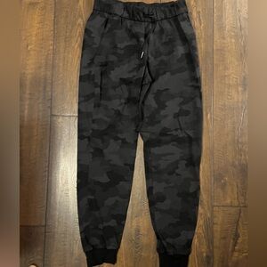LULULEMON jogger size 4 camouflage